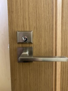 トイレのドア鍵不具合　閉じ込められたトラブル
